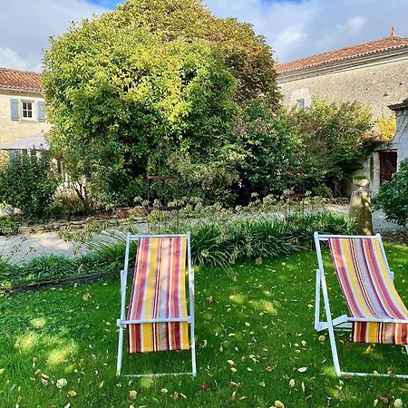 Aux Agapanthes, Chambres D'Hotes Charentaises De Charme Avec Piscine Aumagne Extérieur photo
